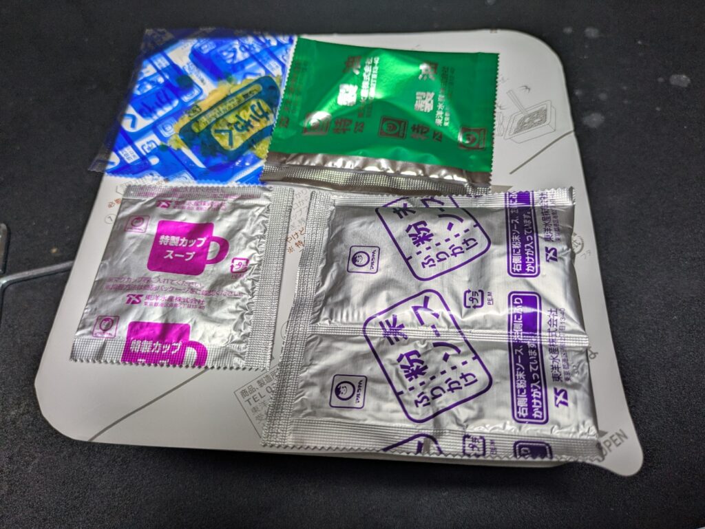 やきそばとスープの写真