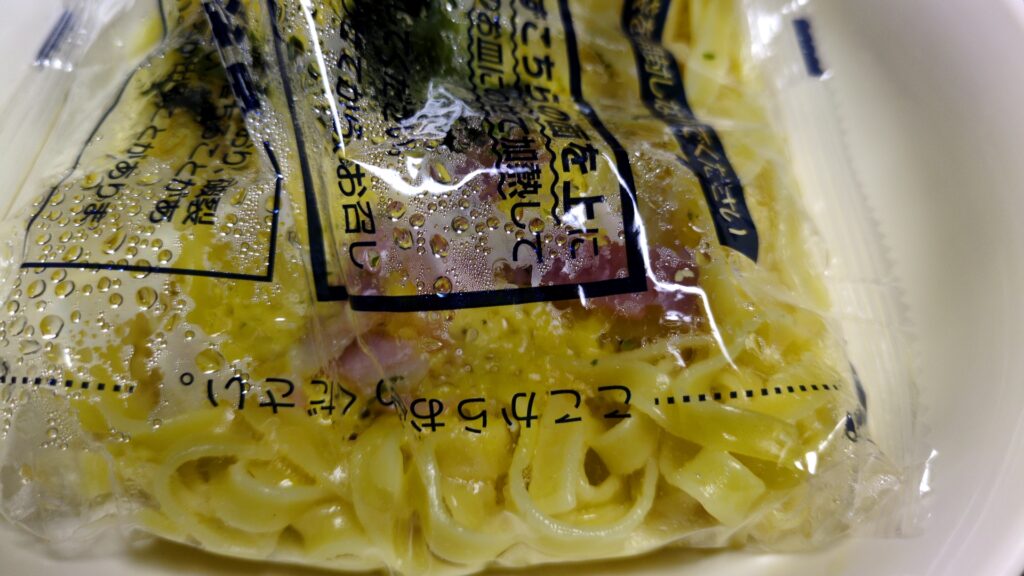 加熱後の袋の内部に水滴がついている様子